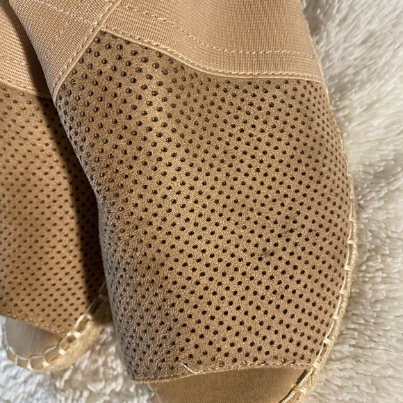 Women's Tan Peep-Toe Sandals - Picture 5 of 6